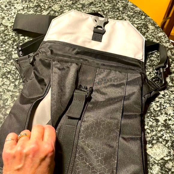 NWOT Victorinox Altmont Original Flapover Digital Bag in black - Picture 3 of 6